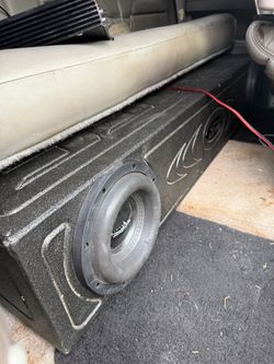 2 8th skarr subs with box and amp