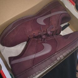 Nike dunks Burgandy Crush