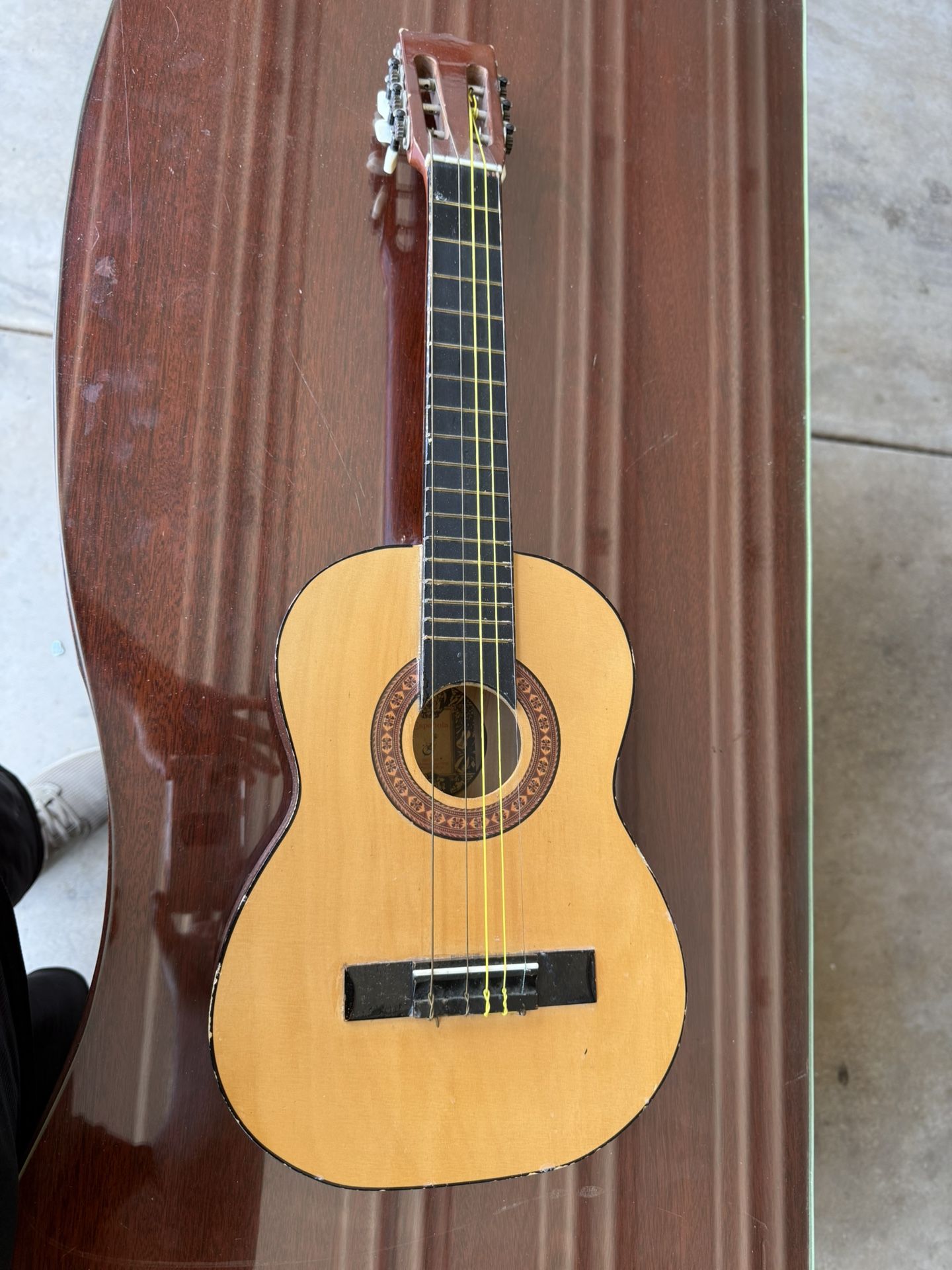 Espanol handmade guitar by paracho Michoacán in great condition!