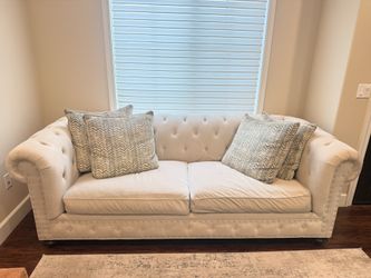 Elegant Tufted Sofa – Chesterfield Style – With Pillows Option