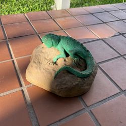 Lizard On Rock Statue Indoor/outdoor 