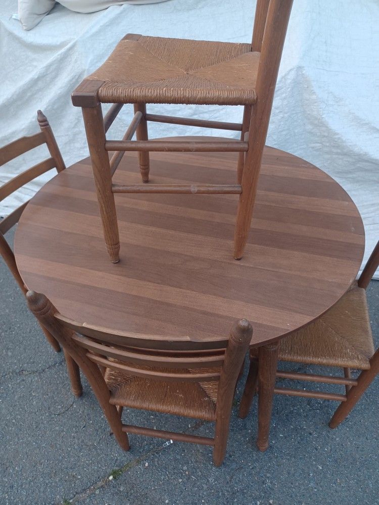 Nice Round Table And Chairs $50