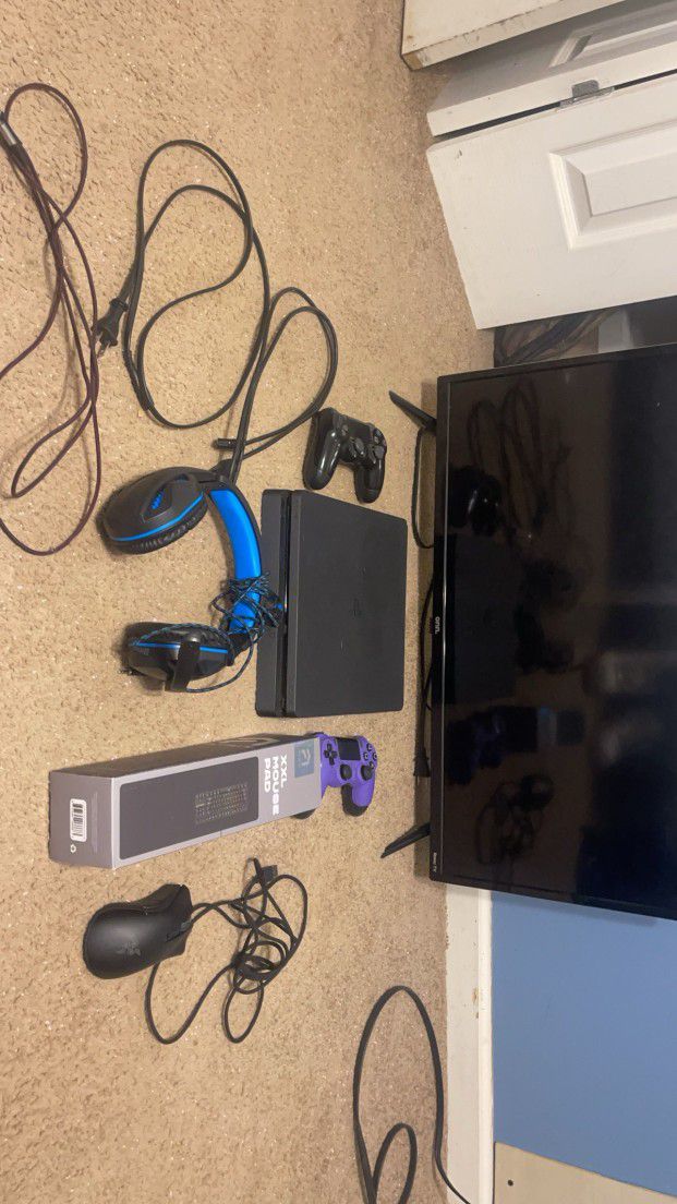 PS4 SLIM With Controller And HDMi And Power Cord