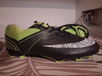 Soccer cleats us size 8.5