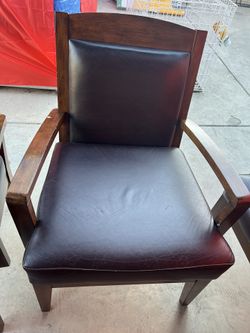 Juego De Muebles De Madera En Buen Estado
