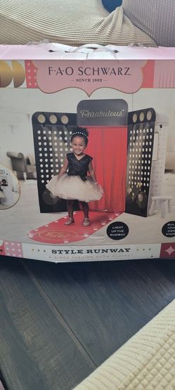 FAO SCHWARZ STYLE RUNWAY