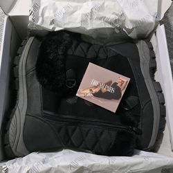 Dream Pair Boots Size 8 Woman