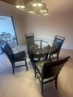 53” Round Glass Dining Table + 4 Chairs – Rooms To Go