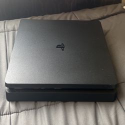 PS4 Slim 