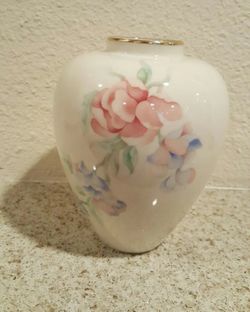 Lenox Decorated 24k Gold Trim Vase made in usa