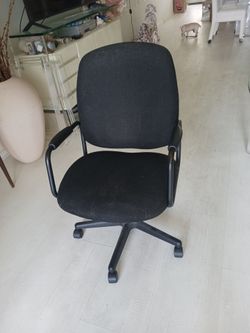 Black swivel office chair