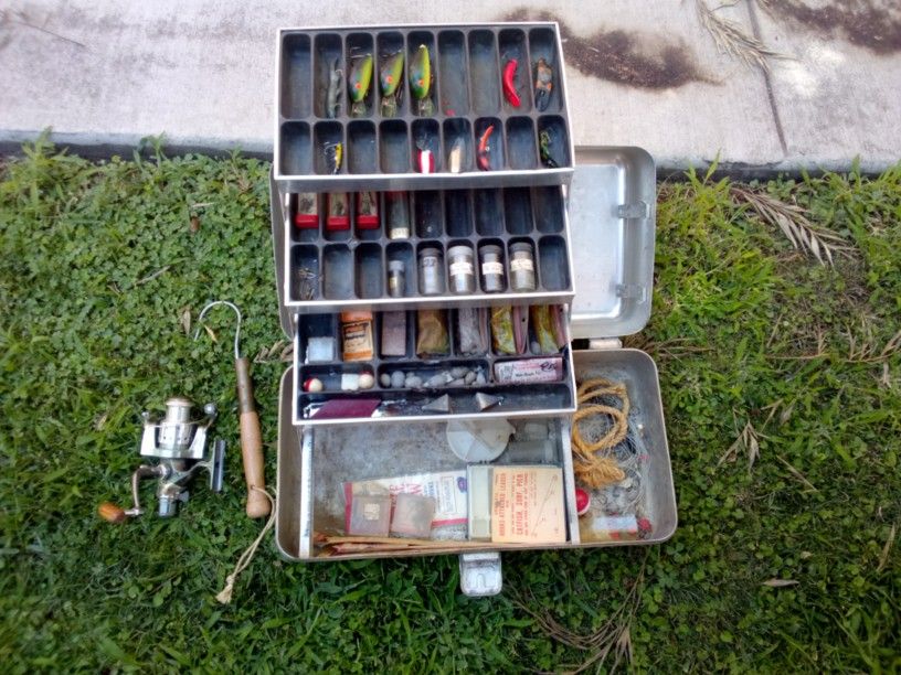 Vintage USA Tackle Box W Spare Reel & Mini Gaf