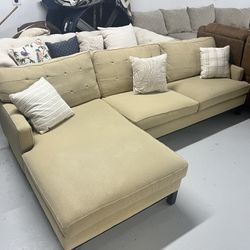 Comfy Sectional Couch Only $300 (Delivery Available)!🚚