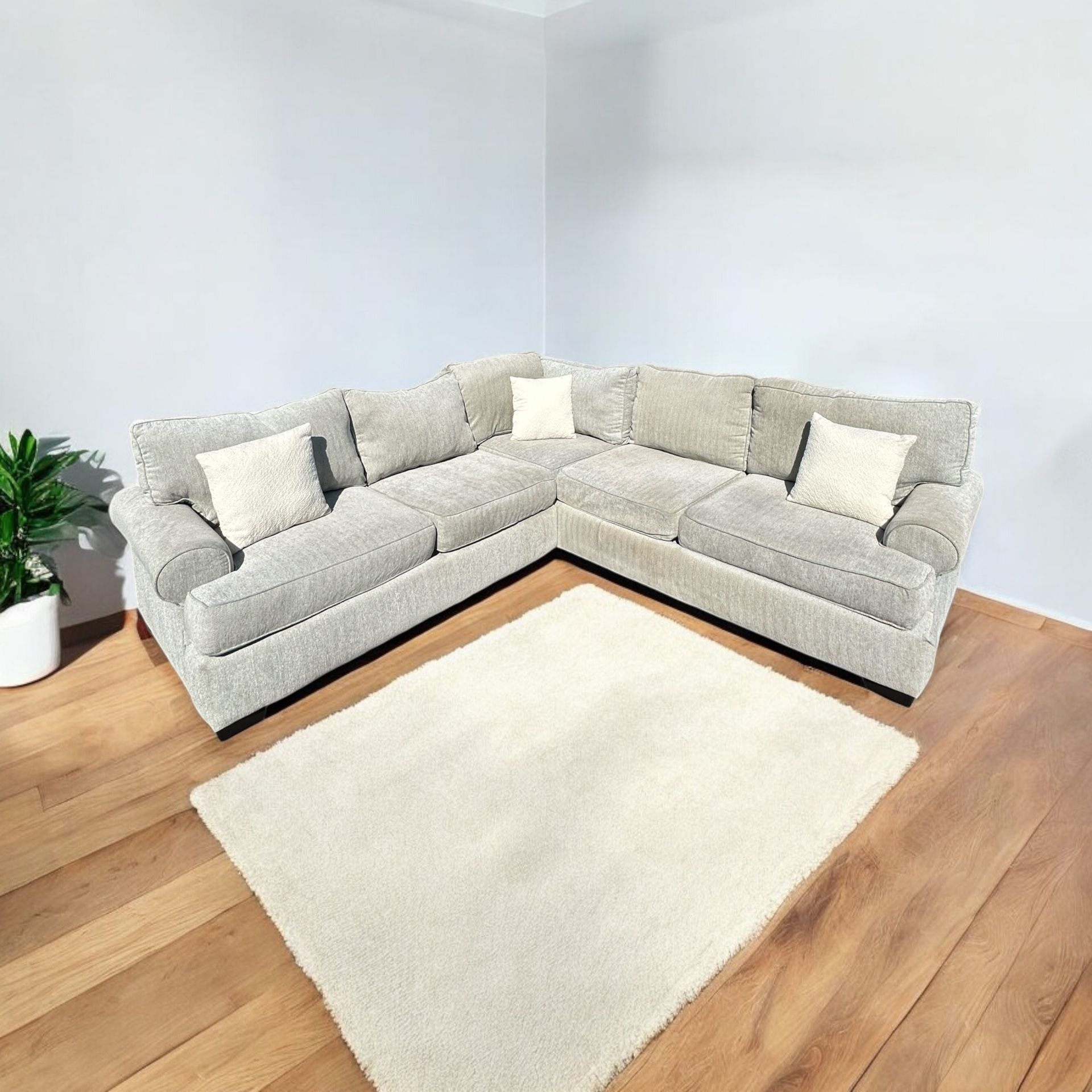 FREE DELIVERY! 🚚 RC Willey Sectional Sofa/Couch