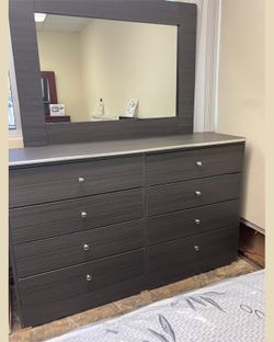 Dresser/ Eight drawers dresser with mirror