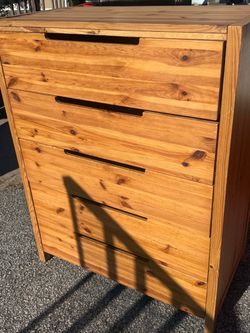Solid Wood 5-Drawer Dresser / Chest of Drawers