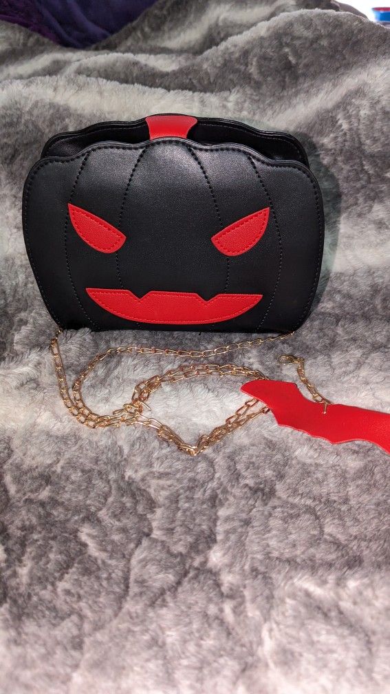 Brand new pumpkin Jack-o'-lantern cross body purse/bag.
