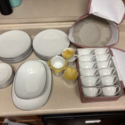 Dinnerware Set (37 Piece)