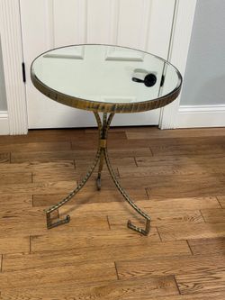Mirrored end table in perfect condition