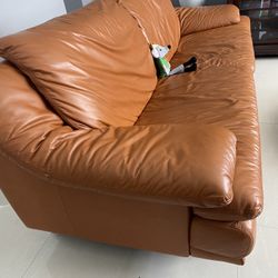 Pre Owned Genuine Leather Natuzzi Sofá
