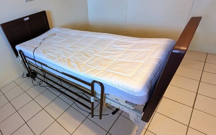 Electric Hospital Bed 🛏️ Free To Pickup