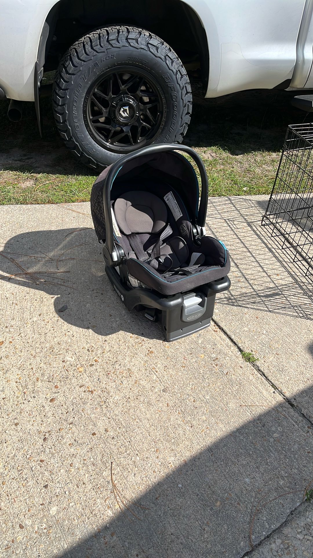 Graco Car seat Snugride 4 To 35 Lbs Expires 2029