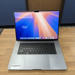 16" MacBook Pro M1 Pro 10 Core*500GB SSD*16GB RAM