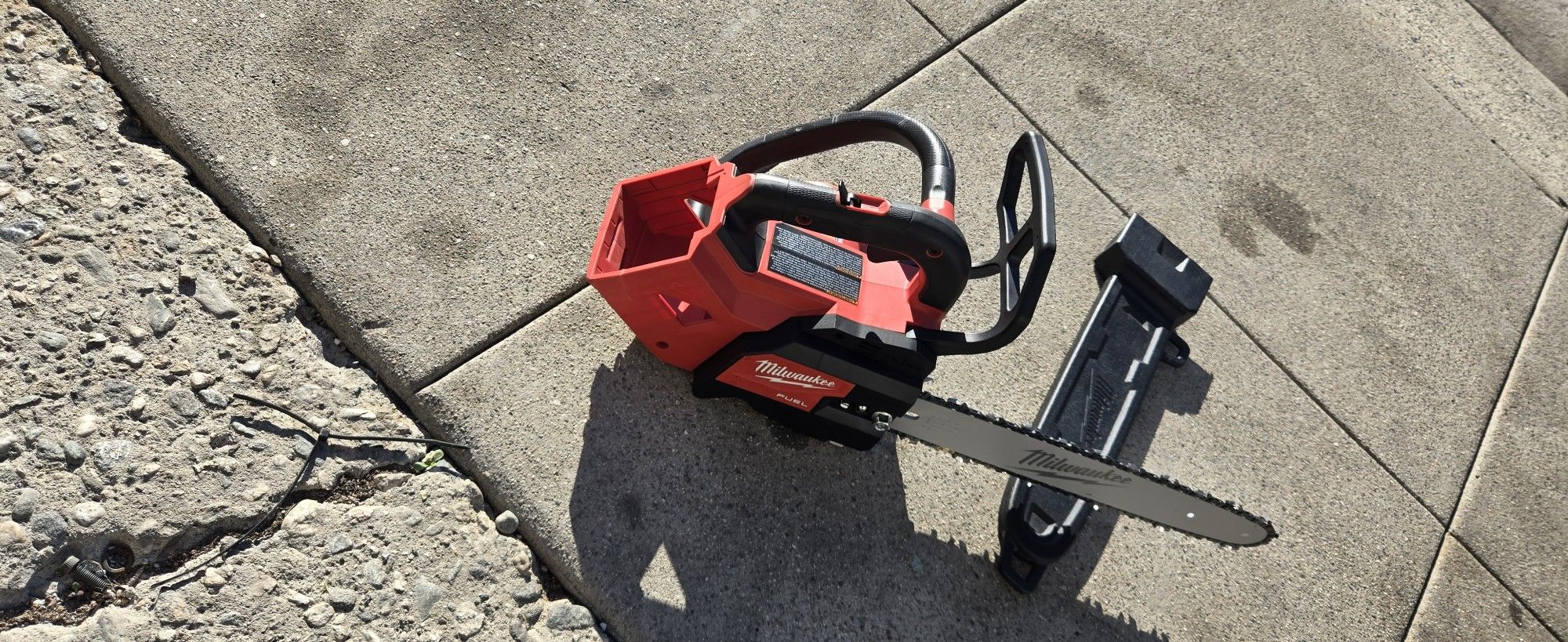 Milwaukee
M18 FUEL 14 in. 18V Lithium-Ion Brushless Cordless Battery Top Handle Chainsaw (Tool Only)