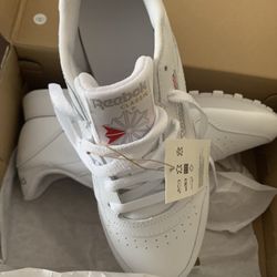 Reebok classic leather women running sneaker  Size 9  Asking price is $50.00  Location Powder Springs Ga 30127 