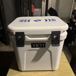 YETI ROADIE Hard Cooler White