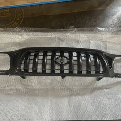 01-04 Tacoma Grille 