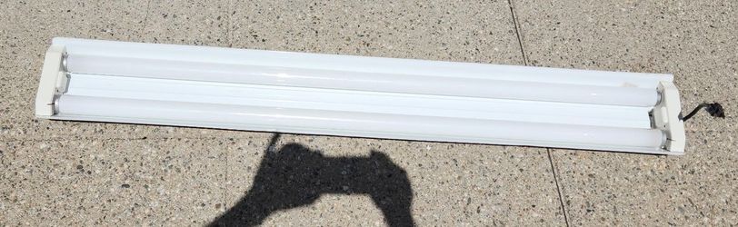 Two bulb fluorescent shop light