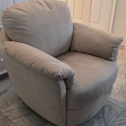 Natuzzi Italian Swivel Rocking Chair. $200