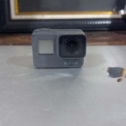GoPro HERO5 Black Bundle – Excellent Condition