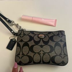 ✨ Authentic Coach Wristlet – Stylish & Versatile! ✨