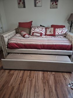 Daybed/with trundle