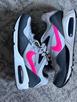 Women’s Nike sneakers SZ 7