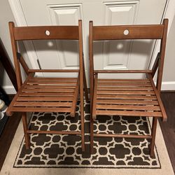 set of 2 wooden (teak?) foldable chairs