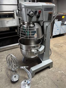 30 Quart Mixer Hobart D300T Classic Safety Mixing Bowl Guard Cage Timer & 3 Attachments 200V 3/4 HP #5185
