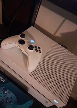 Xbox one S 1TB digital w/ Controller