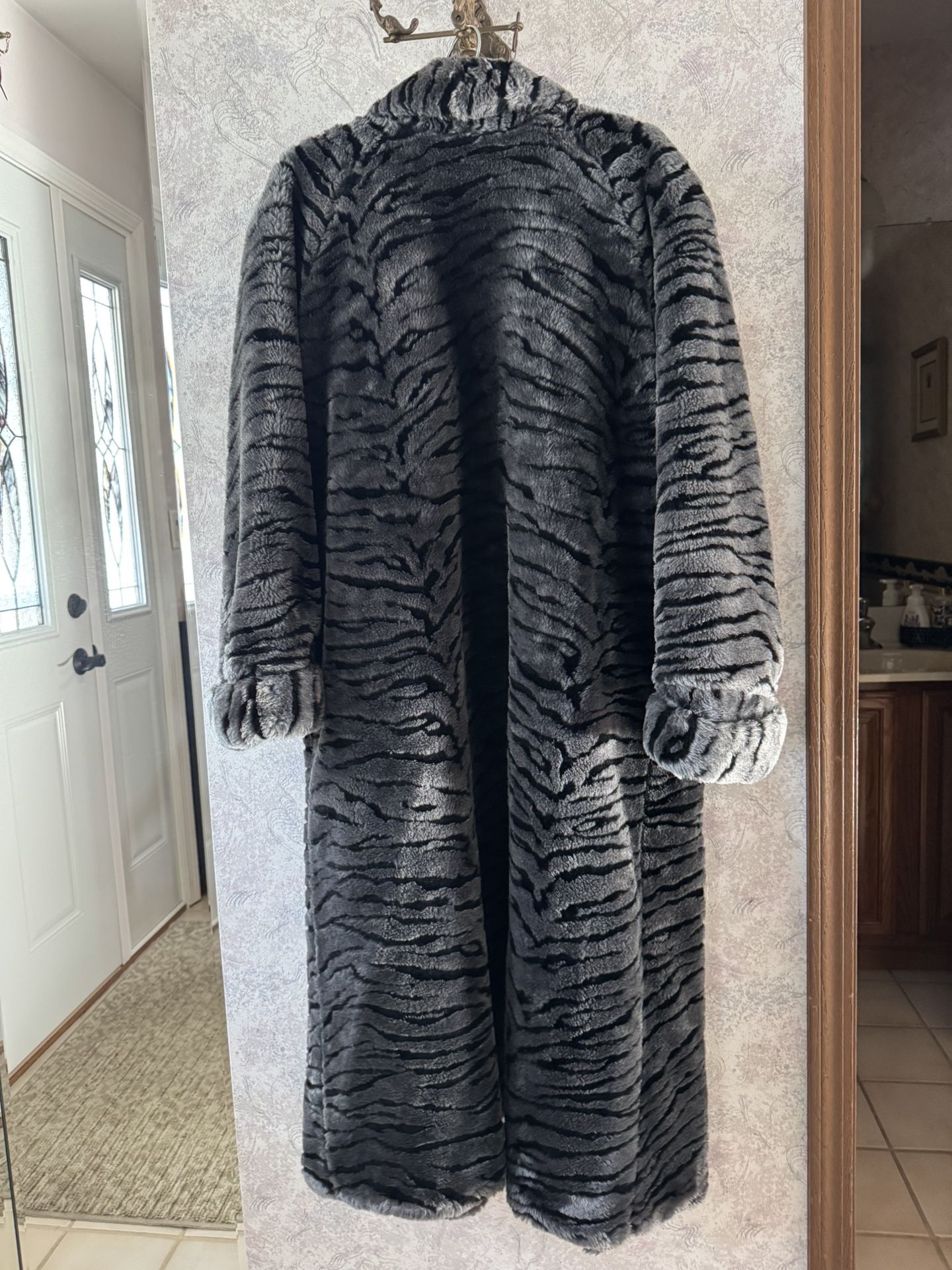 Ladies Faux Fur Black/grey Long Coat