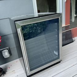 Smith and Hanks Beverage Mini Refrigerator 