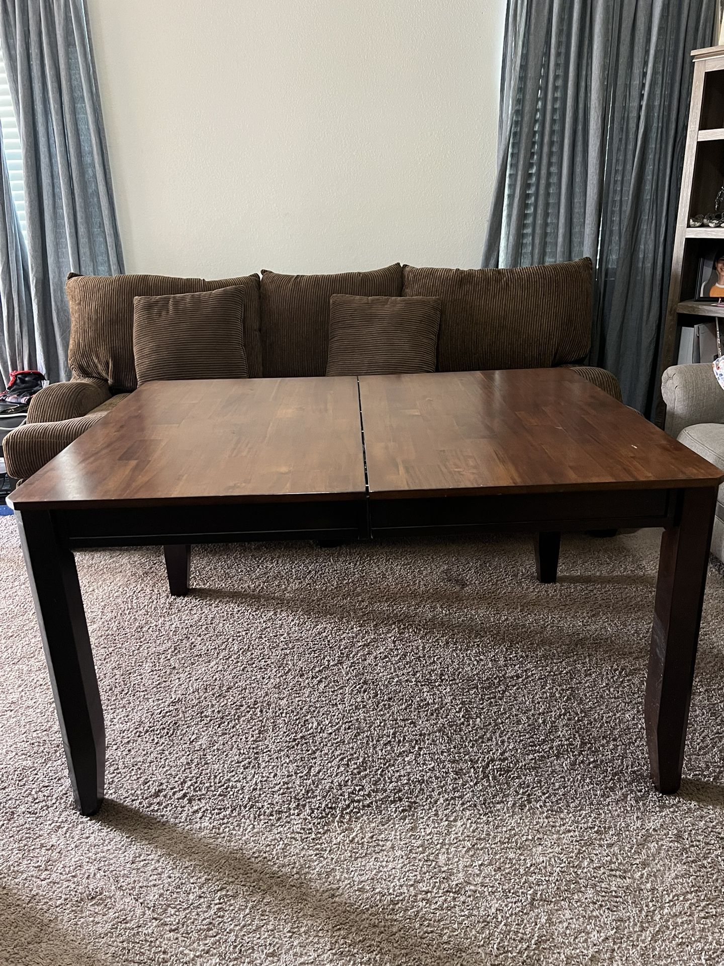Extendable Wood Dinning Room Table With 6 Matching Wood Chairs