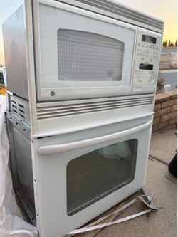 2011 GE ELECTRIC MICROWAVE AND OVEN EXCELLENT CONDITION NUST BOUGHT FOR $600 changed mind on color my loss your gain $400 obo