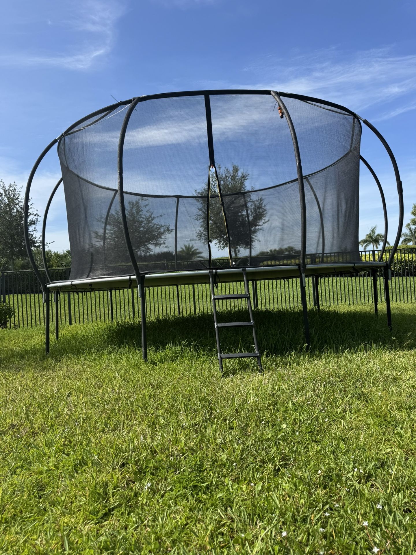 TRAMPOLINE Including Water Hose
