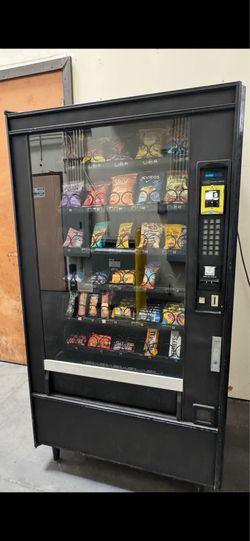 Snack machine with nayax credit card reader