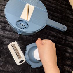 multi-functional manual vegetable chopper and slicer with a colander bowl