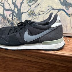 NIKE