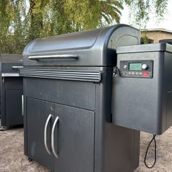 TRAEGER SILVERTON XL PELLET GRILL SMOKER WORKS GREAT
