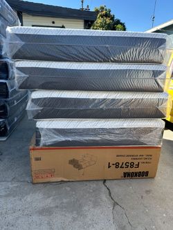 Queen Size Memory Foam Mattresses 12"    new mattress in a plastic sealed
